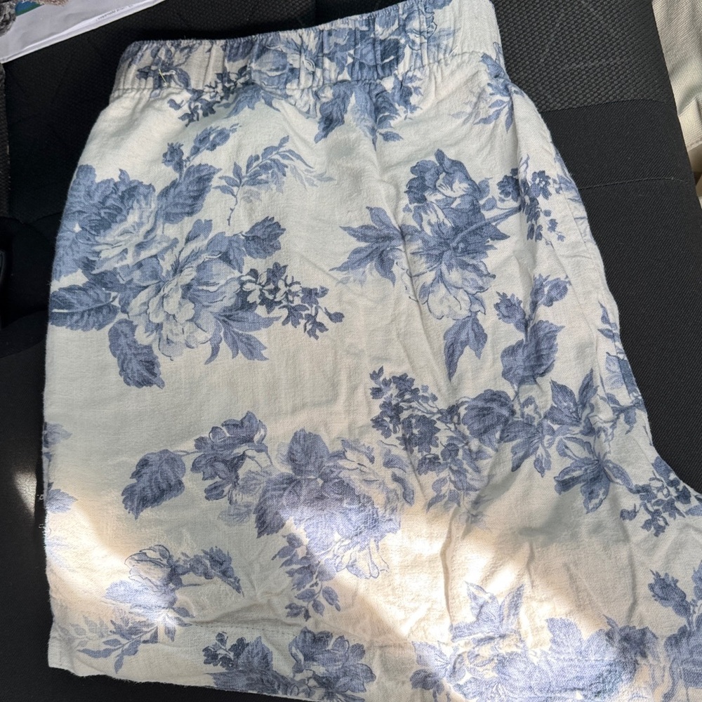Abercrombie & Fitch Cream Shorts with Blue Floral Print - Picture 3 of 9